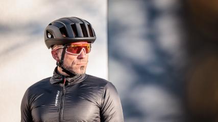 POC Cytal Carbon RennradhelmCool, kühl, sicher und komfortabel - der erste POC-Helm mit handgefertigtem Carbon-Wing setzt allerdings nicht nur in Sachen Performance, sondern auch beim Preis neue Maßstäbe.