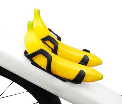 Auf der Verpackung des Bananenhalters wird die Möglichkeit beworben, zwei „Banana Cages“ nebeneinander zu montieren. Stereo also. Weil man auf längeren Ausfahrten ja mehr als nur eine Banane essen will.