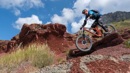 Trans ProvenceAuf endlos langen Natur-Singletrails durchs Hinterland der Côte d'Azur bis ans Mittelmeer. So, wie einst die MTB-Elite beim legendären Endurorennen, nur stressfreier - zumindest, so lange das Auto mitspielt ...