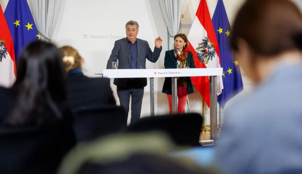 Vizekanzler Werner Kogler und Tourismusstaatssekretärin Susanne Kraus-Winkler vor versammelter Presse beim Ministerrat im April 2024