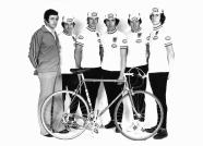 Das KTM-Team von 1975 posiert mit einem "Sport"-Fahrrad. Serienmäßig besaß dieses damals aber eigentlich weder Rennlenker noch 10-Gang-Schaltung. Für die Zukunft jedoch wichtiger: Großhändler Urkauf aus Salzburg, im Zuge einer Änderung der Vertriebsstruktur nicht mehr von Puch beliefert, stieg auf KTM um.