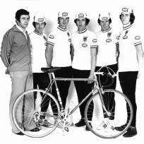 Das KTM-Team von 1975 posiert mit einem "Sport"-Fahrrad. Serienmäßig besaß dieses damals aber eigentlich weder Rennlenker noch 10-Gang-Schaltung. Für die Zukunft jedoch wichtiger: Großhändler Urkauf aus Salzburg, im Zuge einer Änderung der Vertriebsstruktur nicht mehr von Puch beliefert, stieg auf KTM um.