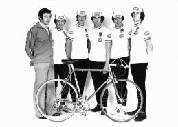 Das KTM-Team von 1975 posiert mit einem "Sport"-Fahrrad. Serienmäßig besaß dieses damals aber eigentlich weder Rennlenker noch 10-Gang-Schaltung. Für die Zukunft jedoch wichtiger: Großhändler Urkauf aus Salzburg, im Zuge einer Änderung der Vertriebsstruktur nicht mehr von Puch beliefert, stieg auf KTM um.