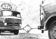 Rahmentest anno 1965. Im Jahr davor war KTM mit einem für den US-Markt bestimmten Cruiser in die Fahrradproduktion eingestiegen. Auf das erste Serienmodell für den hiesigen Markt, genannt Dorina, gab's sechs Jahre Garantie. Diese "Zerreißprobe" vor versammelter Händlerschar sollte wohl vertrauensbildend wirken.