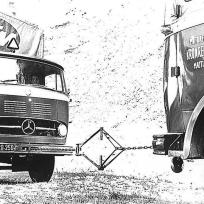 Rahmentest anno 1965. Im Jahr davor war KTM mit einem für den US-Markt bestimmten Cruiser in die Fahrradproduktion eingestiegen. Auf das erste Serienmodell für den hiesigen Markt, genannt Dorina, gab's sechs Jahre Garantie. Diese "Zerreißprobe" vor versammelter Händlerschar sollte wohl vertrauensbildend wirken.