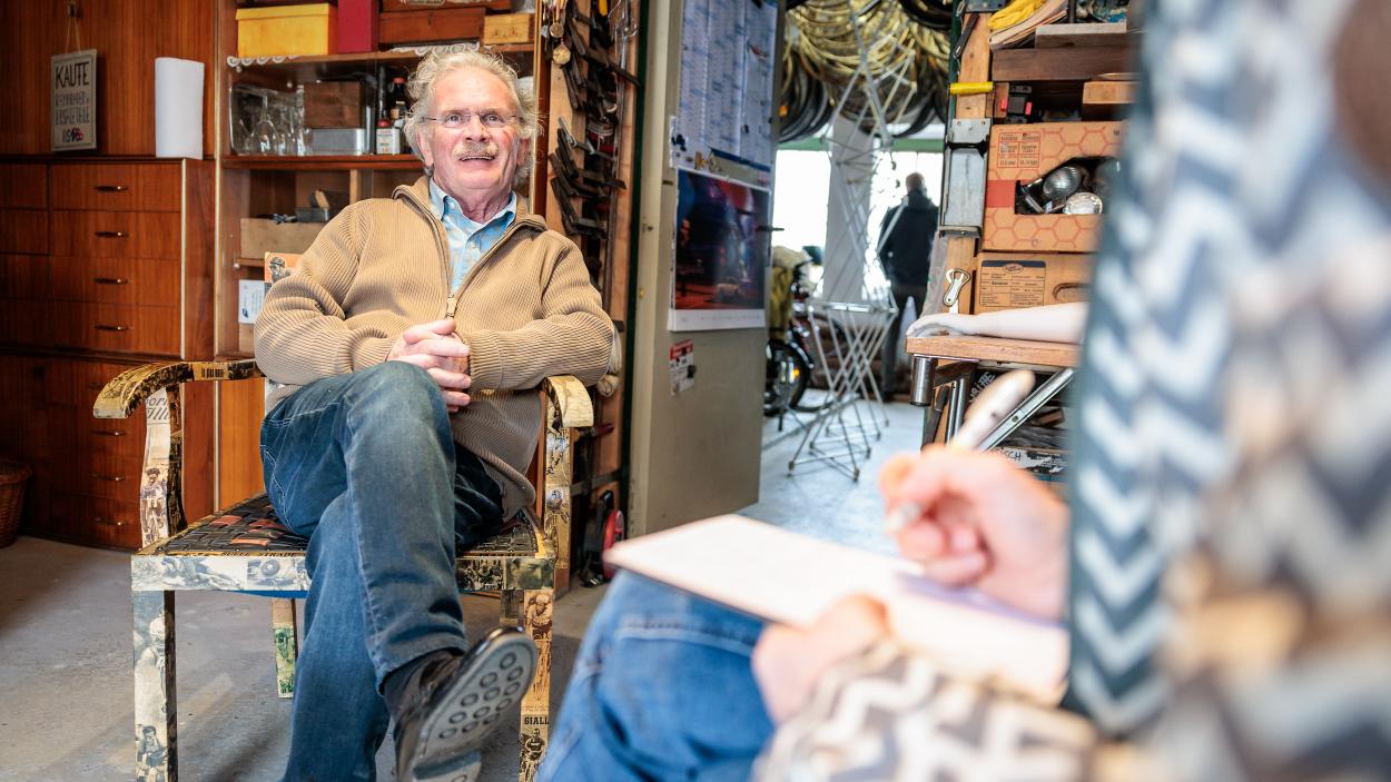 Eine eigene Geschichte wert wären ja die Werkstatt und das Leben und Wirken von Rad-Tandler René Winkler. Letztere gibt es aber dankenswerter Weise bereits ("Primus inter Flohmarkthändlern", IVV-Magazin 1/2022), statt ersterer lassen wir hier aus Platzgründen "nur" Bilder sprechen. Und fügen den Hinweis an: Renés "Wohnzimmer" im U-Bahn-Bogen bei der Zufferbrücke in Wien 13, dereinst in ruinösem Zustand übernommen, renoviert, und allmählich zum Grätzl-Treff für einschlägige Nachbarschaftshilfe geworden, ist von 4. bis 6. April Schauplatz des Primavera-Flohmarkts.