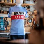 Bianchis Celesteblau und Schriftzug, 