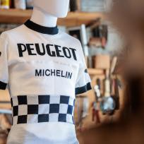 und schon klettert Robert Millar, jubelt Bernard Thévenet, taumelt Tom Simpson. Klassische Trikot-