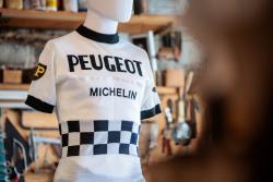 und schon klettert Robert Millar, jubelt Bernard Thévenet, taumelt Tom Simpson. Klassische Trikot-