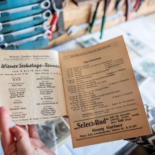 das bei der Sixdays-Premiere im Prater 1952 getragen wurde.
