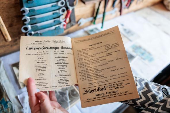 das bei der Sixdays-Premiere im Prater 1952 getragen wurde.