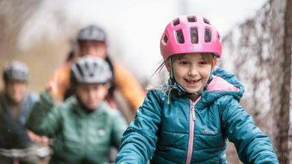 Abus Youn-I 2.0 Kinderhelm im TestAls Helm für zwei Generationen bewirbt Abus das Kinder- und Jugendmodell Youn-I 2.0. Wir sehen in dem sportlich designten Kopfschutz vor allem einen für jeden Geschmack!