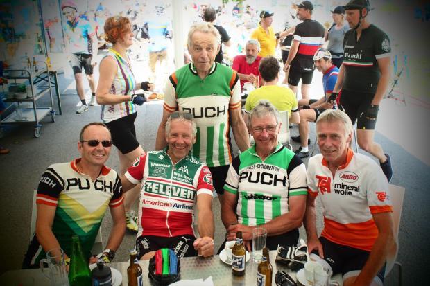 v.l.n.r.: Die durchwegs adrett gekleideten Herren Hans Lienhart, Gerhard Zadrobilek, Hans Summer (dreifacher Olympiateilnehmer, u.a. 10. im Mannschaftszeitfahren mit Siegfried Denk, Roman Humenberger und Rudi Mitteregger), Franz Spilauer (vierfacher WM-Teilnehmer, Etappensieger der Ö-Rundfahrt und Gewinner des RAAM) sowie Rudi Mitteregger (stehend, mittlerweile leider verstorben) bei der IVV 2017.