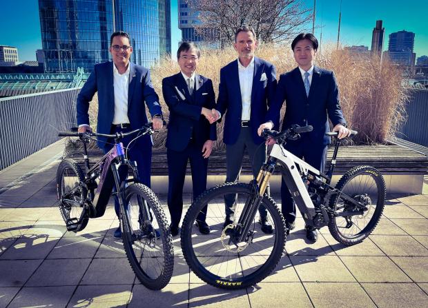 Die beiden Unternehmen sind handelseins. Von links: Daniel Wolde-Giorgis (Leiter Brose E-Bike), Kenichi Muraki (Executive General Manager, Yamaha Smart Power Vehicle Business Unit), Raymond Mutz (Geschäftsführer Antriebe Brose SE) und Hiroshi Takeyama (General Manager, Yamaha e-Kit Business Division)