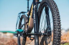 Leichtbau: Leichte Steckachsen für Rennräder, Gravelbikes und Mountainbikes.
Niedriges Profil für eine cleane Optik, ohne Abstriche bei der Stabilität.