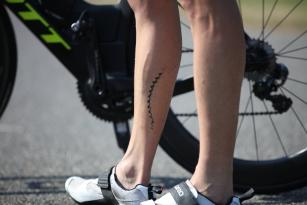 ... und den Idiotentattoos an der Wade.