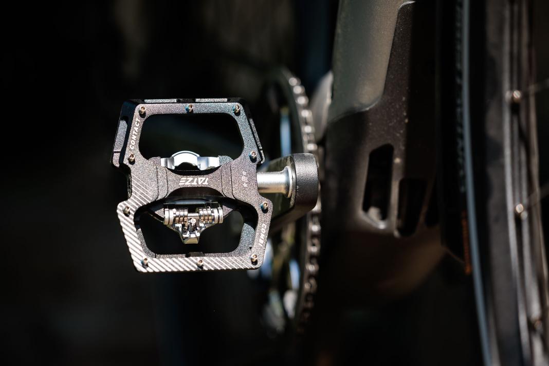 Die konkave Plattformseite mit kurzen Pins bietet sicheren Grip, ohne bei einer Fehldrehung gleich das Schienbein aufzuspalten. Obendrein verhindert eine zentrale Vertiefung zuverlässig den metallischen Kontakt zwischen Cleat und Pedalkörper.