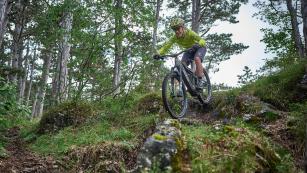 KTM Macina Kapoho 8971 im Test
Das KTM Macina Kapoho bietet mit seiner modernen Bosch-Shimano-Kombi und dem Fox-Fahrwerk vor allem viel Komfort und Reichweite. Wir haben erstmals Bekanntschaft mit Shimano Cues gemacht und die KTM Schienen-Rakete in einem Test über die Trails gejagt.