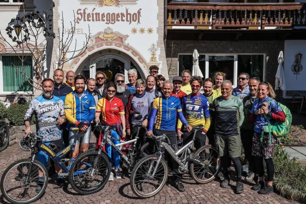 Die Mitglieder der BikeHotels Südtirol anlässlich ihrer 25-Jahr-Feier im Herbst 2023.