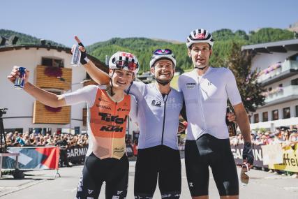 Das Herren-Podium mit Holzknecht, Federspiel und Reutimann