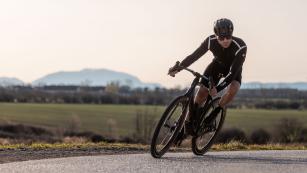 Castelli Perfetto ROS III mit Polartec® AirCore™Atmungsaktiver Wetterschutz mit dem neuen Material AirCore™: ultraleicht, PFAS-frei, winddicht und wasserabweisend.