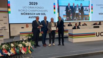 Johannes Hessenberger mit ÖRV-Generalsekretär Florian König und UCI-Präsident David Lappartient bei der WM-Vergabe in Ruanda.