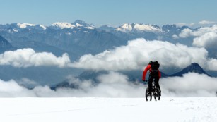 Projekt Punta GnifettiWas macht man mit ein paar Tagen Zeit, zwei guten Freunden und einer fixen Idee? Zum Beispiel eine Tour vom Aostatal ins ewige Eis - und retour.