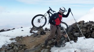 Marokko - Traum eines Alpin-MountainbikersKnapp 4.000 Meter Downhill und eine Midlife Crisis waren es, die Anderl Steiner im März nach Nordafrika zogen. Sein Ziel: der Djebel Toubkal.