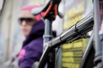 ...offenbart den in Kabelbinder-Optik verlegten Bremszug (Geschmacksfrage)...