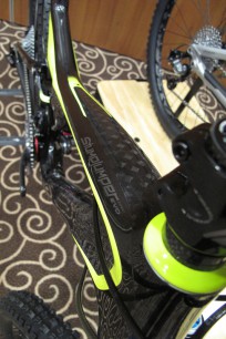 Dezentes Sichtcarbon mit grünen Highlights. Das riecht nach Understatment. Wer es knalliger will, findet sich wahrscheinlich ein paar Bilder vorher wieder.