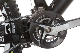 ein kleines Highlight: der Bashguard von www.tf-bikes.at für die Shimano XTR Kurbel und der fast lautlose und schaltbare Syntace Kettenspanner