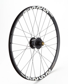 Beide Laufradsätze kommen in folgenden Versionen: VR mit 15mm/20mm Steckachse, HR mit 135mm QR/135x10mm oder 142x12mm/135x12mm. 