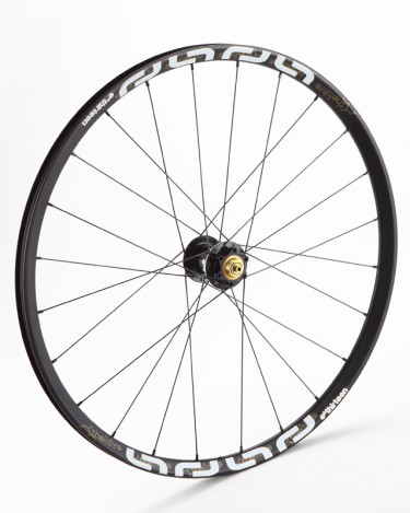 Der XCX+ Laufradsatz mit einem Gewicht ab 1.444g kostet 949 EUR UVP und ist in folgenden Versionen erhältlich: VR mit 9mm QR/15mm Steckachse