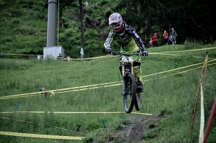 Mani Gruber (Alpine Commencal) bestätigt starke Saison mit Platz 3
