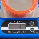 Das RR-Band wiegt inkl. der orangenen Schutzfolie 40g und ist auf den Umfang einer 28"-Felge ausgelegt.