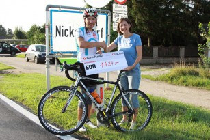 Spendenübergabe an Ulla Epler von Debra Austria.