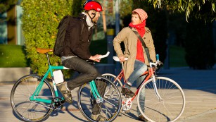 Urban Cycling-Fashion and StyleThese: Leistungsorientierte Radfahrer sehen aufgrund mangelnden Mutes und Geschmacks in Alltagskleidung zu 95,3 Prozent ziemlich bescheiden aus! Eine wissenschaftliche Aufarbeitung ...