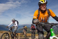 Guide Christian (rechts) führt uns auf die Trails