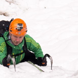 Gerhard kletter die ersten Meter im Steileis