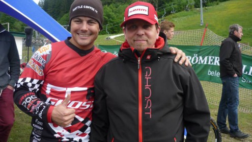 Johann Potgieter (RSA) freut sich nach dem Sieg im Vorjahr mit seinem Teamchef vom Revolution-Racing-Project erneut über Platz 1. (Foto: RRP)