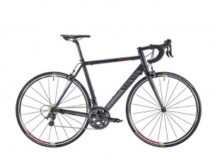 Das Roadlite AL - hier die 7.0 Version - bekommt ein Facelift und frische Parts. Das Highlight ist die 350 Gramm leichte One One Eight SL Carbongabel.