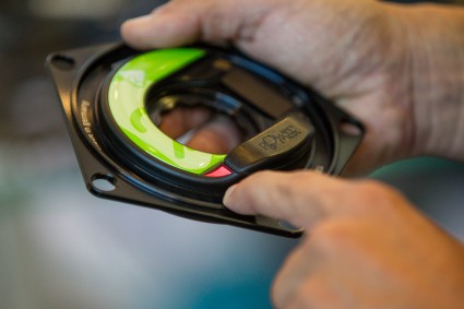 Nähert sich die Batterieladung dem Ende, wird es außen mittels rotem Led angezeigt.
