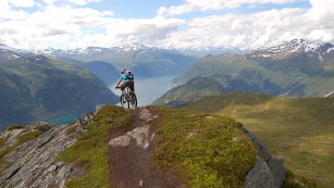 Norwegen - Das Gebirge im MeerVon Fjorden und Wikingern, Naturschauspielen und Bikeparks, und etlichen MTB-Abenteuern mehr. Mit trailproof auf Bike-Urlaub in Norwegen.