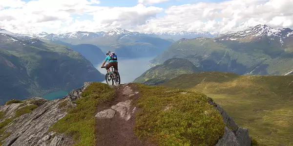 Norwegen - Das Gebirge im Meer