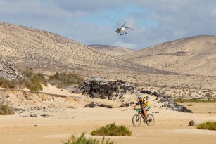Kurze Belichtungszeit (1/2000s) garantiert scharfen Radfahrer und scharfe Rotorblätter