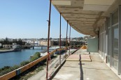 mit herrlichem Ausblick auf Stadt und/oder Meer.