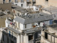 von dessen Dachterrasse.