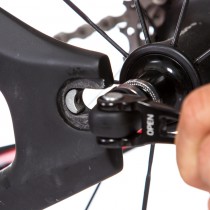 einstellbare Ausfallenden: geringer Einstellbereich, dienen dazu um das Hinterrad gerade auszurichten, unmöglich, dass der Reifen am Sitzrohr streift