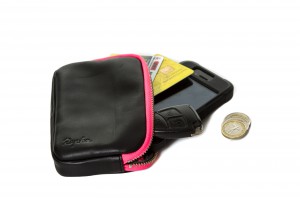 Eine kleine Innentasche fasst die Kreditkarte; das Hauptfach ist groß genug, um einen Ersatzschlauch, Reifenheber, eine Gaskartusche sowie ein durchschnittlich großes Minitool oder ein Handy aufzunehmen. 