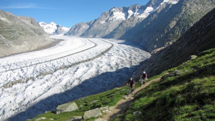 SWISS ULTIMATE RIDEDrei Tage Mountainbiken in Graubünden und im Wallis. Mit Gondel, Zug und Bike auf Rothorn, Fiescheralp und Gornergrat. Ein Tourenreport fürs Aug'.
